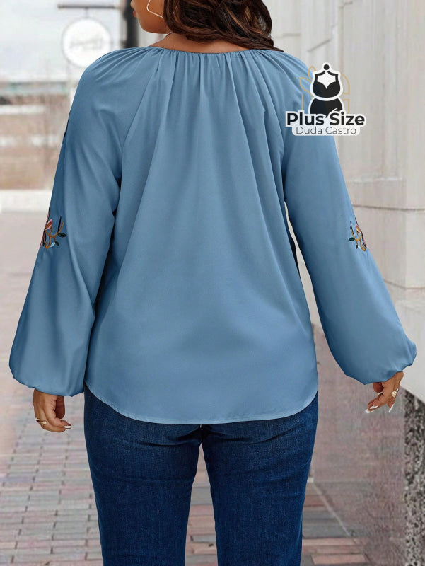 Blusa Bordado de Flores na Manga Plus Size Blusa Bordado de Flores na Manga Plus Size