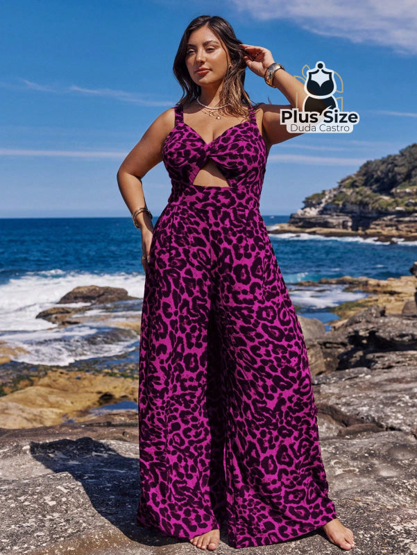 Macacão Sem Mangas Solto com Recorte Frontal Animal Print Plus Size Macacão Sem Mangas Solto com Recorte Frontal