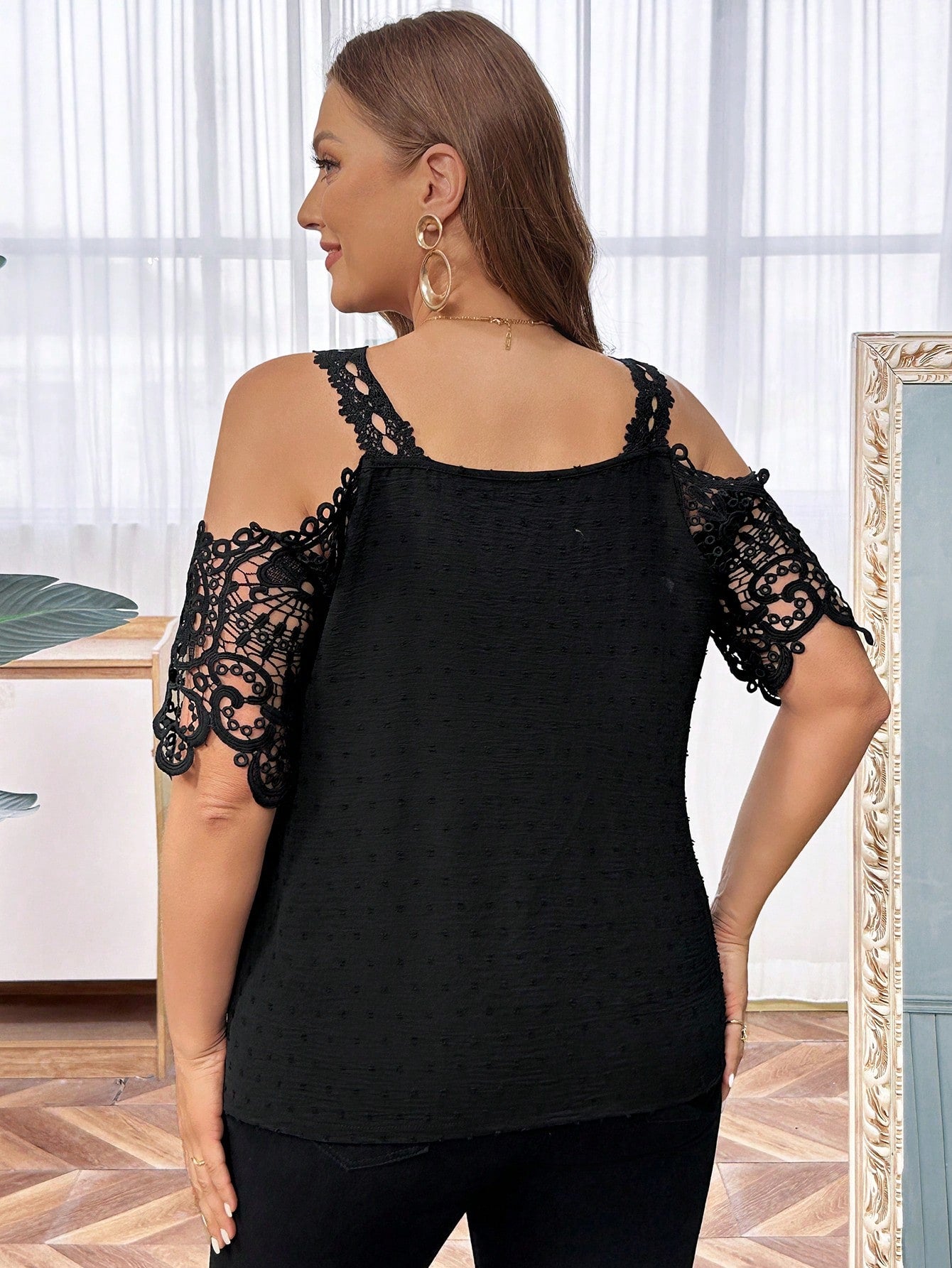 Blusa em Ponto Suíço e Manga em Guipir Plus Size