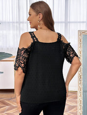 Blusa em Ponto Suíço e Manga em Guipir Plus Size