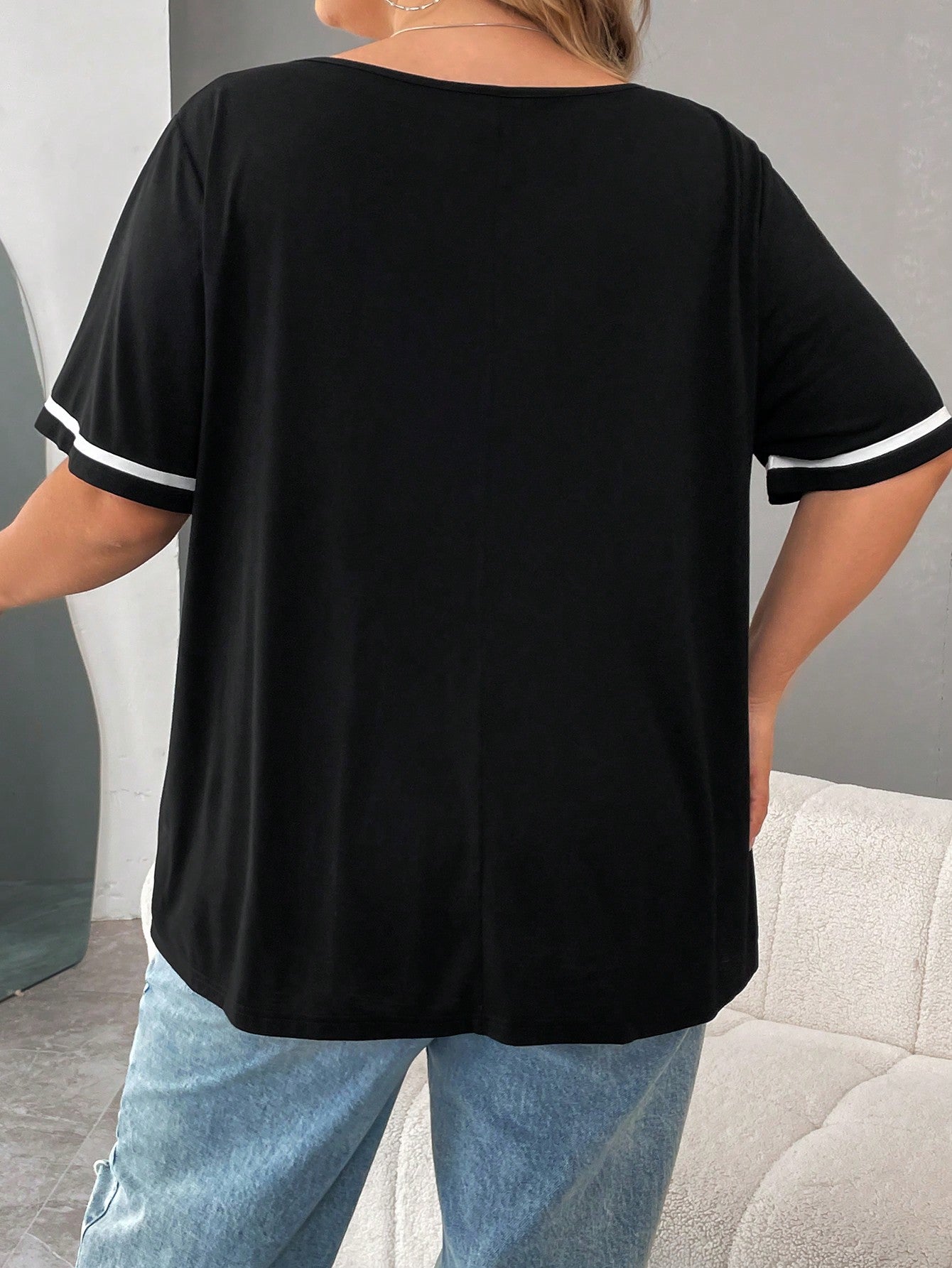 Camiseta Casual Preta com Detalhe em Branco Plus Size