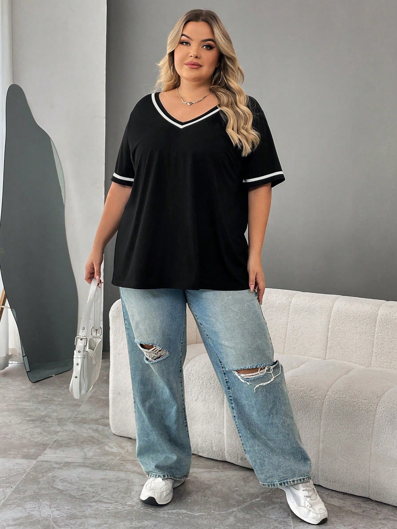 Camiseta Casual Preta com Detalhe em Branco Plus Size