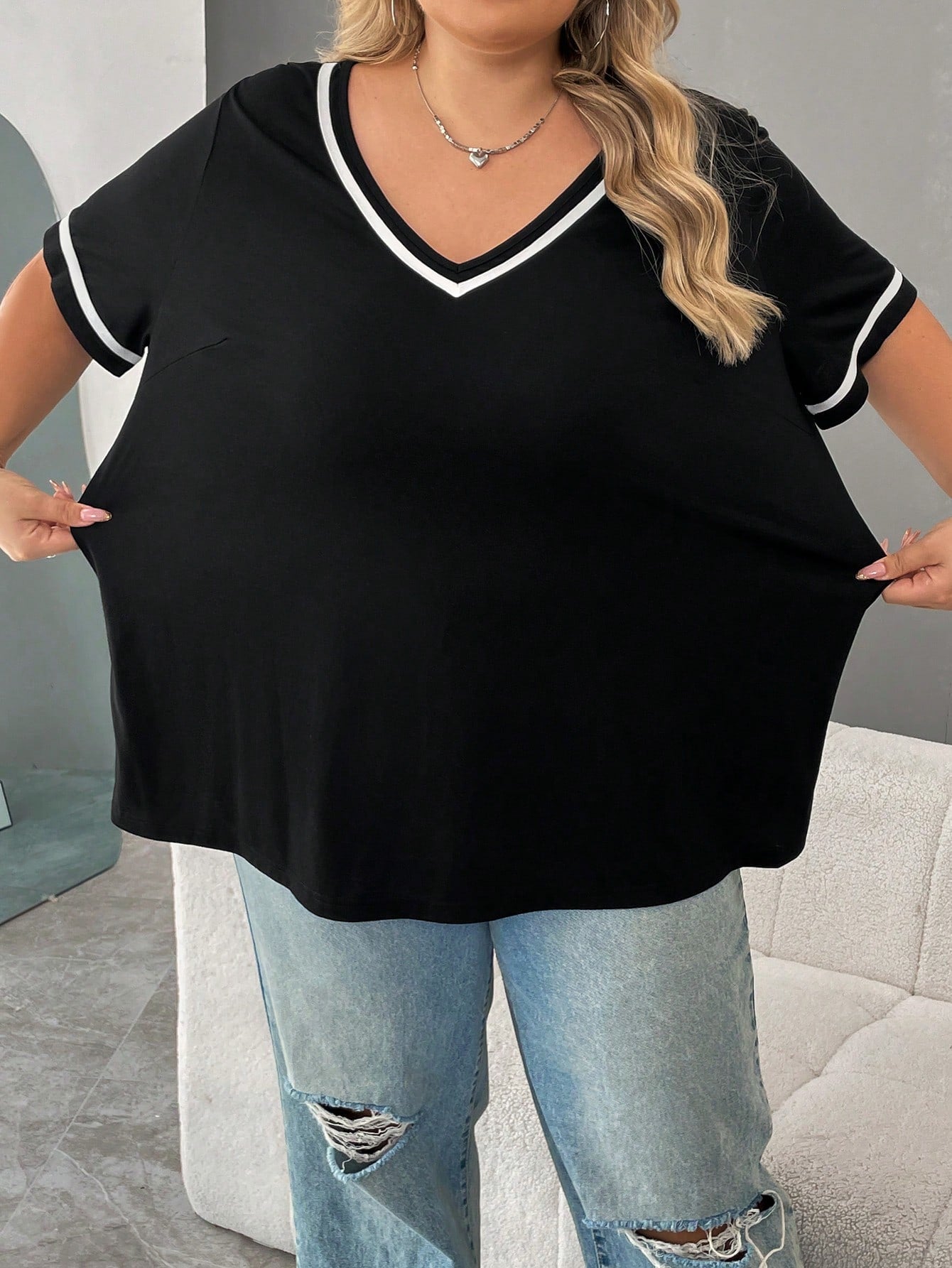 Camiseta Casual Preta com Detalhe em Branco Plus Size