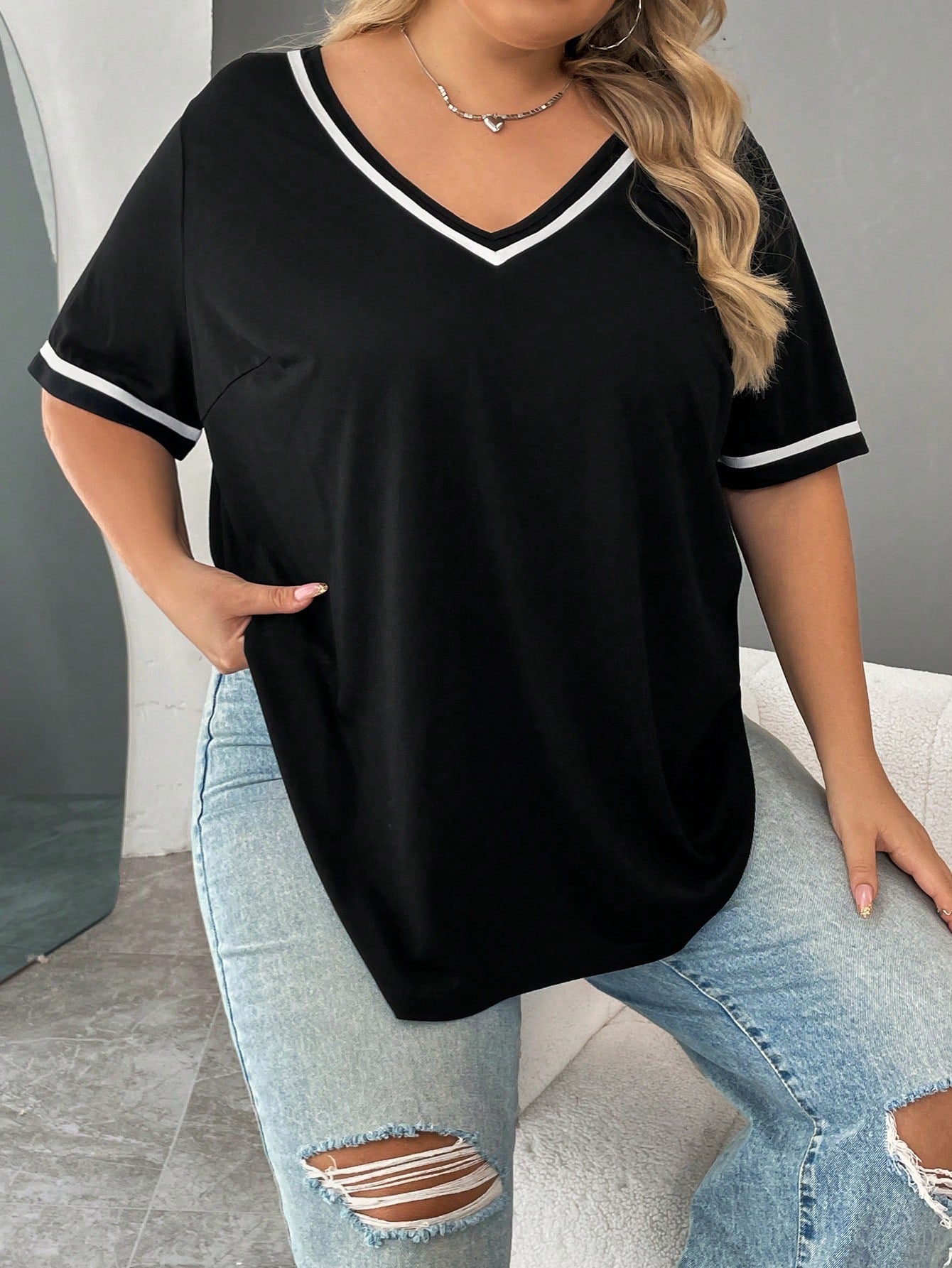 Camiseta Casual Preta com Detalhe em Branco Plus Size