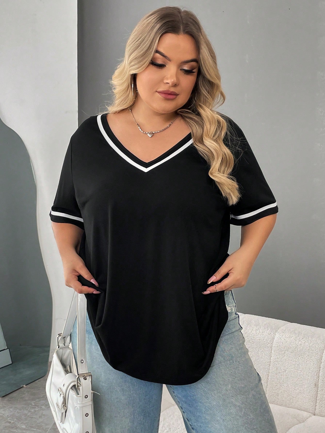 Camiseta Casual Preta com Detalhe em Branco Plus Size