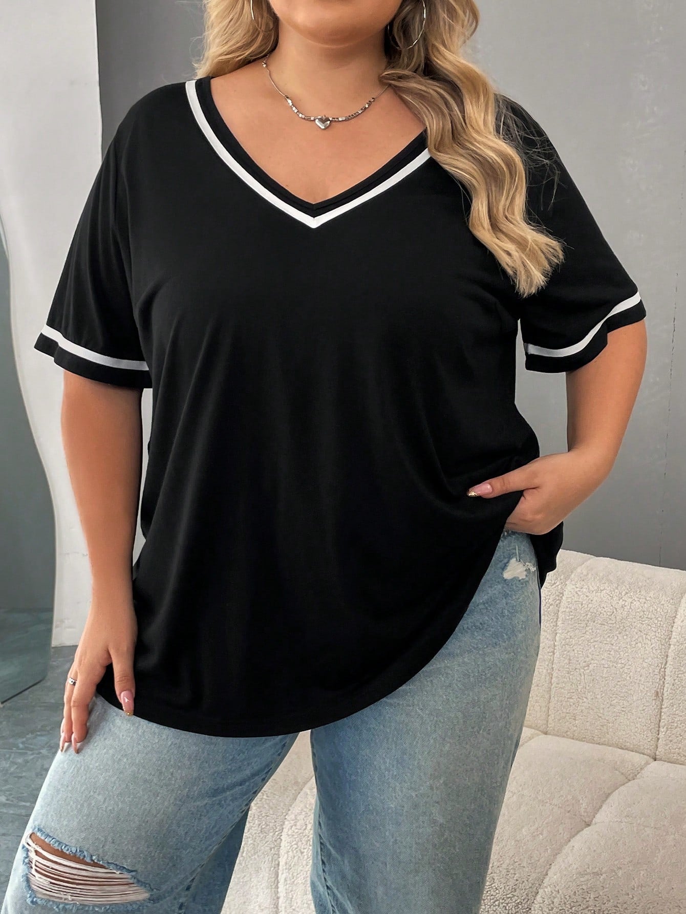 Camiseta Casual Preta com Detalhe em Branco Plus Size