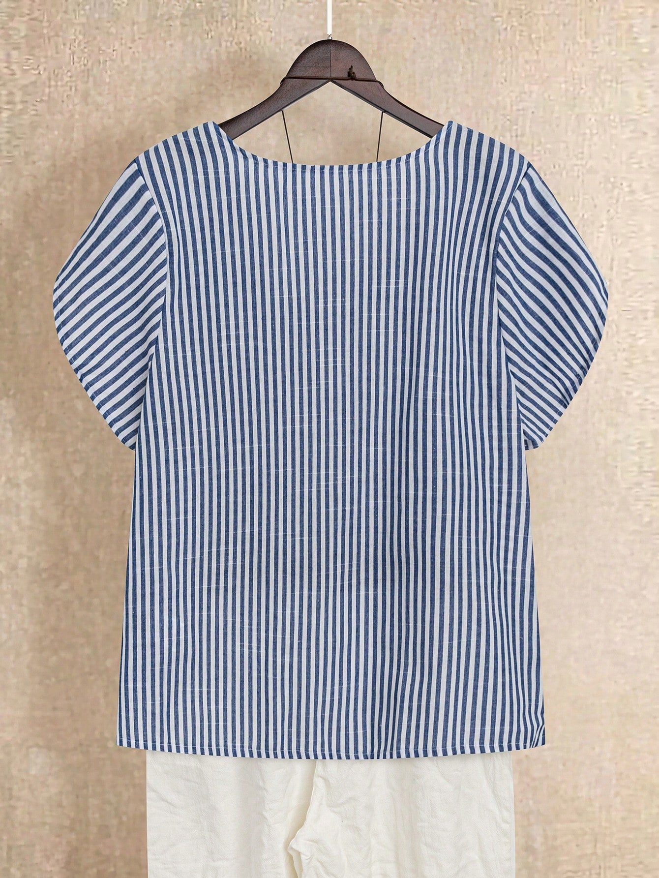 Camisa em Algodão e Viscose com Colarinho Assimétrico Listrada Plus Size Várias Cores
