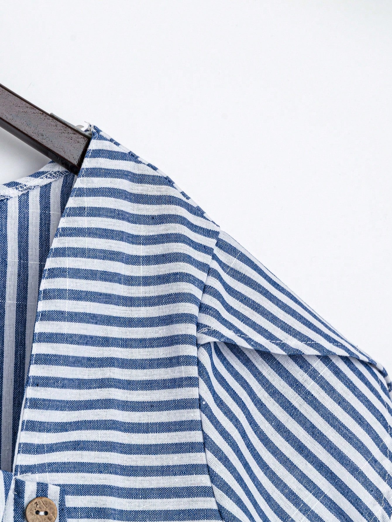 Camisa em Algodão e Viscose com Colarinho Assimétrico Listrada Plus Size Várias Cores