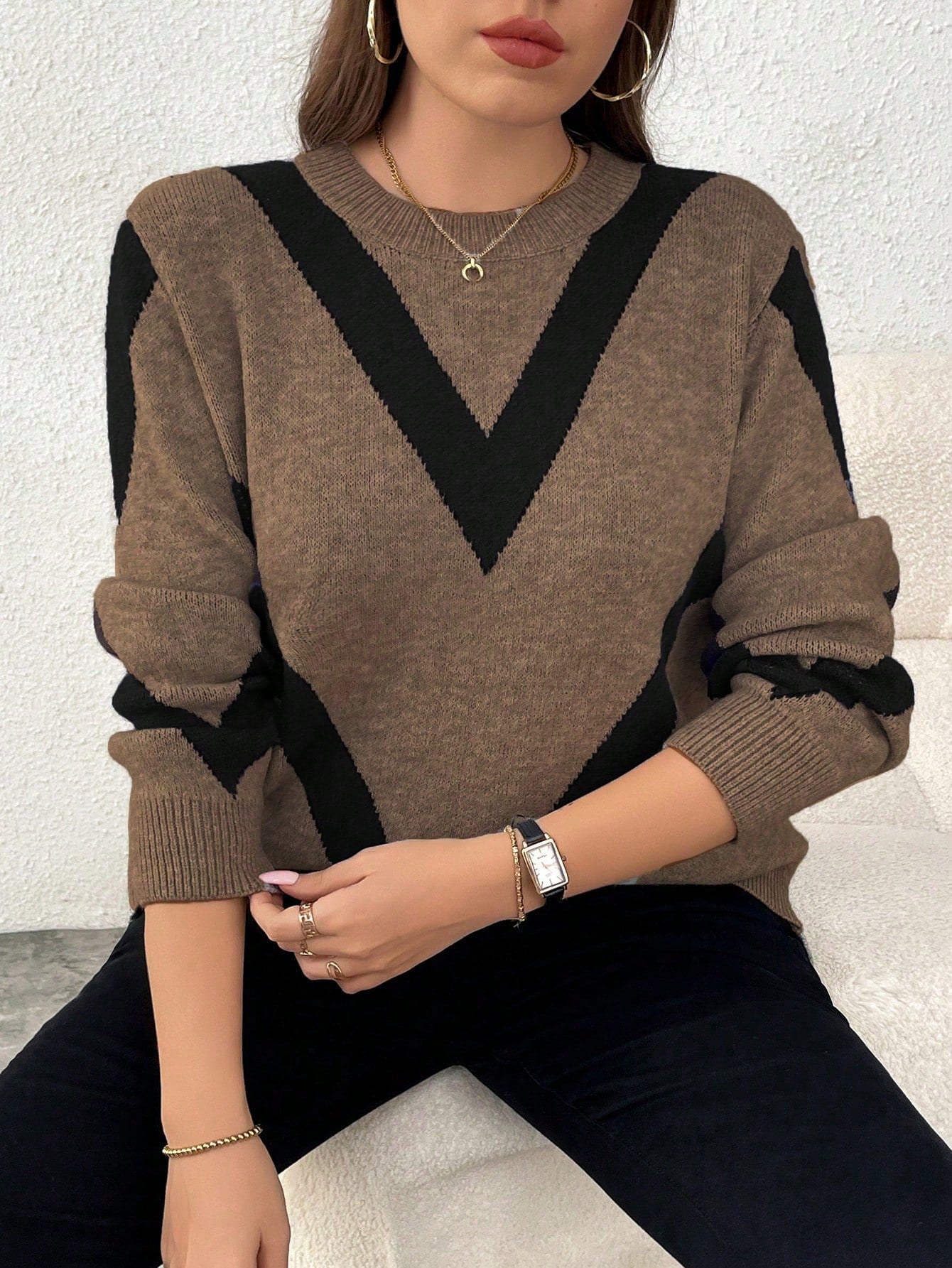 Suéter de Tricô de Poliamida com Detalhes em V Preto – Elegância Casual para Dias Frios