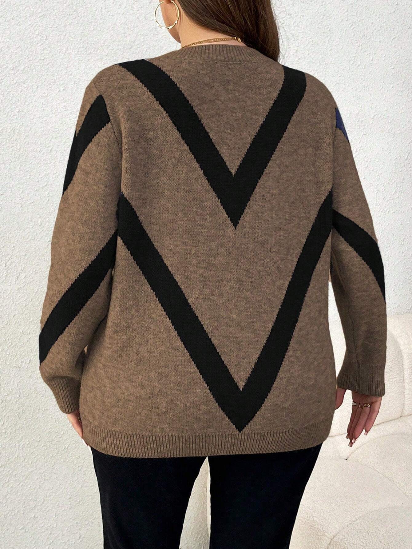 Suéter de Tricô de Poliamida com Detalhes em V Preto – Elegância Casual para Dias Frios