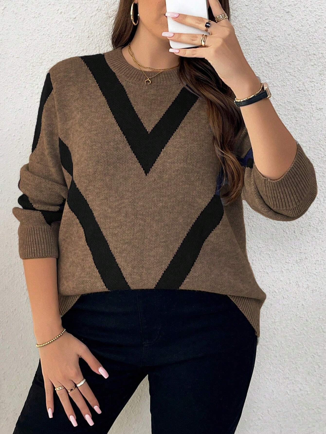Suéter de Tricô de Poliamida com Detalhes em V Preto – Elegância Casual para Dias Frios