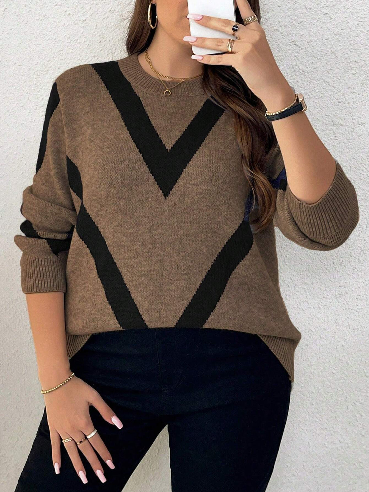 Suéter de Tricô de Poliamida com Detalhes em V Preto – Elegância Casual para Dias Frios