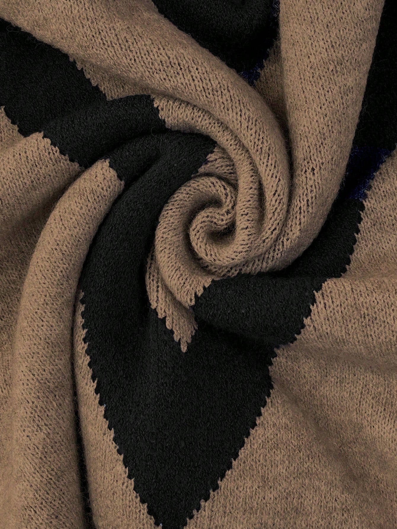 Suéter de Tricô de Poliamida com Detalhes em V Preto – Elegância Casual para Dias Frios