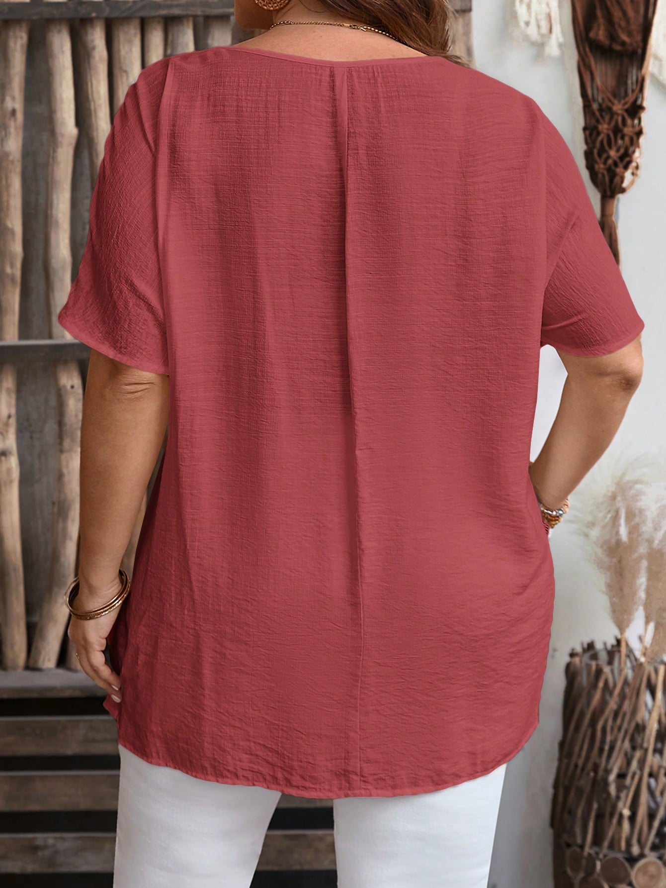 Camisa em Viscose e Poliamida Plus Size com Bainha Assimétrica e Detalhes Elegante em Botões
