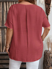 Camisa em Viscose e Poliamida Plus Size com Bainha Assimétrica e Detalhes Elegante em Botões