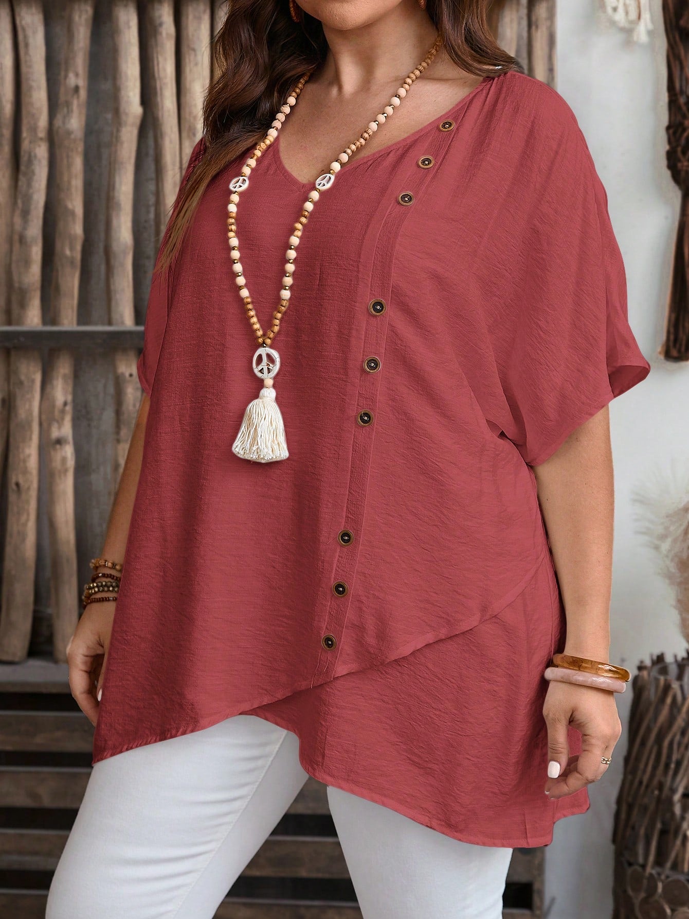 Camisa em Viscose e Poliamida Plus Size com Bainha Assimétrica e Detalhes Elegante em Botões