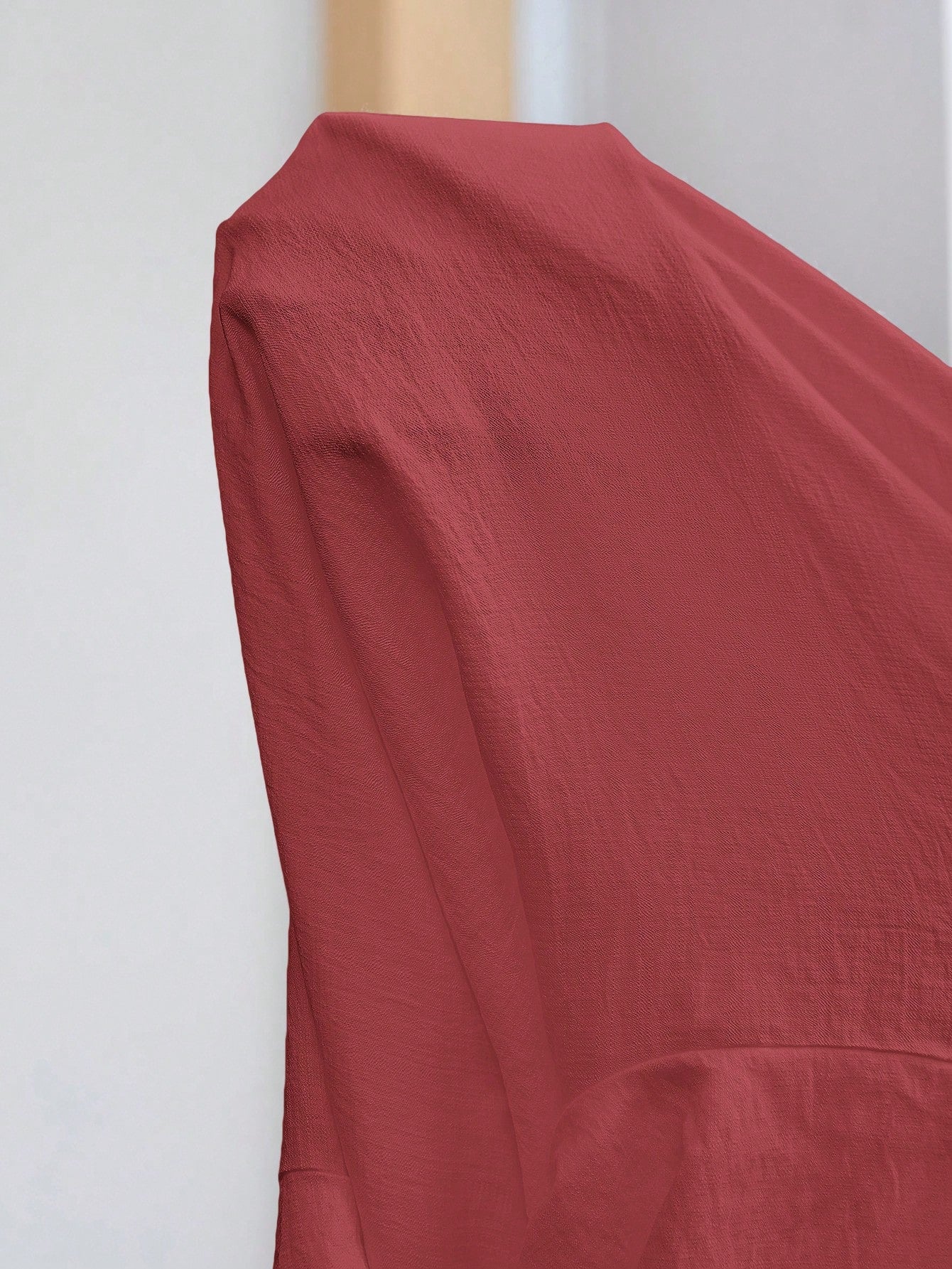 Camisa em Viscose e Poliamida Plus Size com Bainha Assimétrica e Detalhes Elegante em Botões