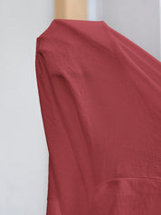 Camisa em Viscose e Poliamida Plus Size com Bainha Assimétrica e Detalhes Elegante em Botões