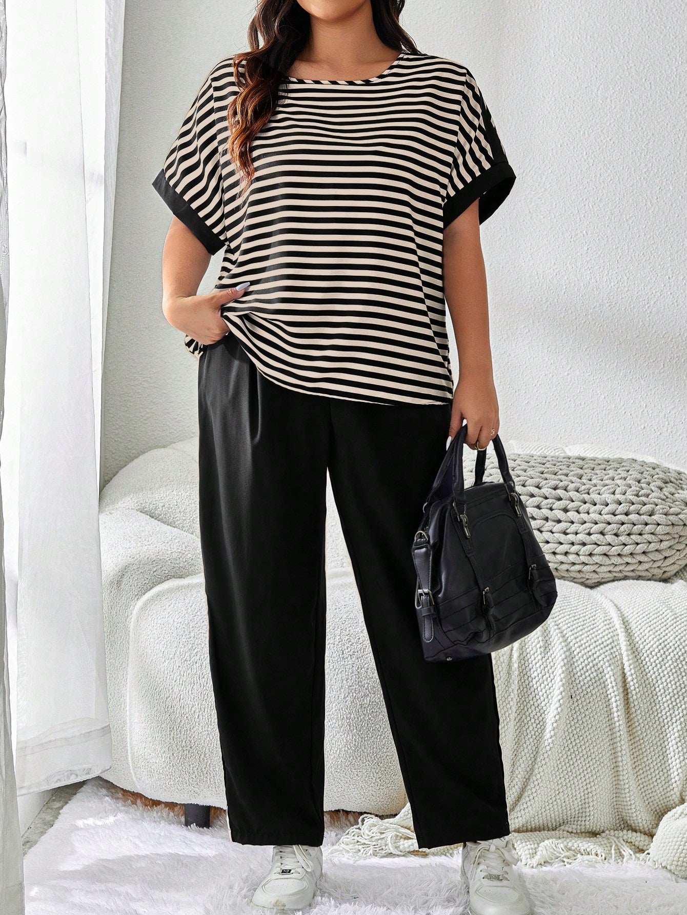 Conjunto Blusa Listrada e Calça Lisa Plus Size – Conforto, Estilo e Atitude, Tudo em Um Só Look