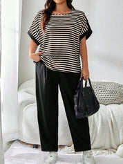Conjunto Blusa Listrada e Calça Lisa Plus Size – Conforto, Estilo e Atitude, Tudo em Um Só Look