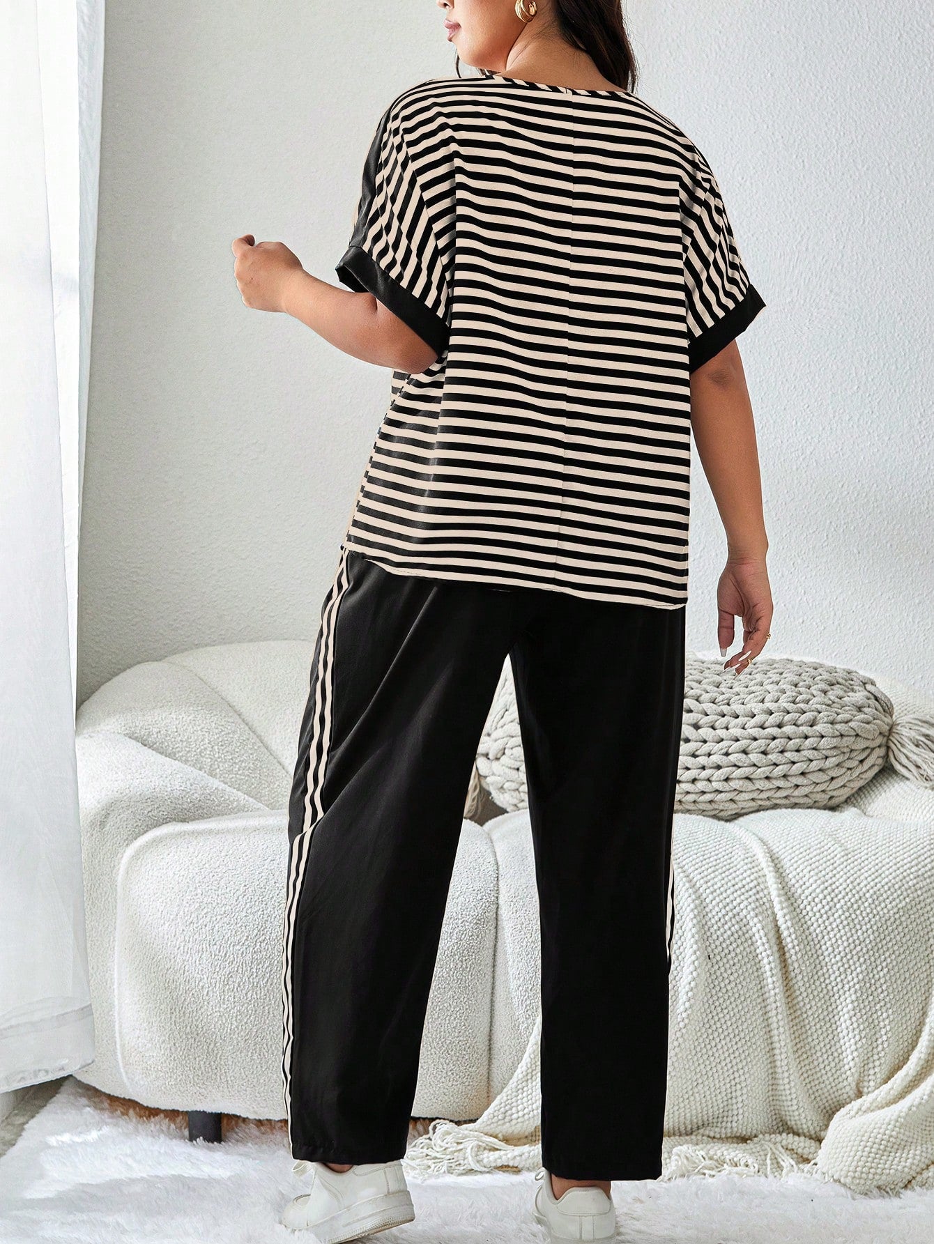 Conjunto Blusa Listrada e Calça Lisa Plus Size – Conforto, Estilo e Atitude, Tudo em Um Só Look