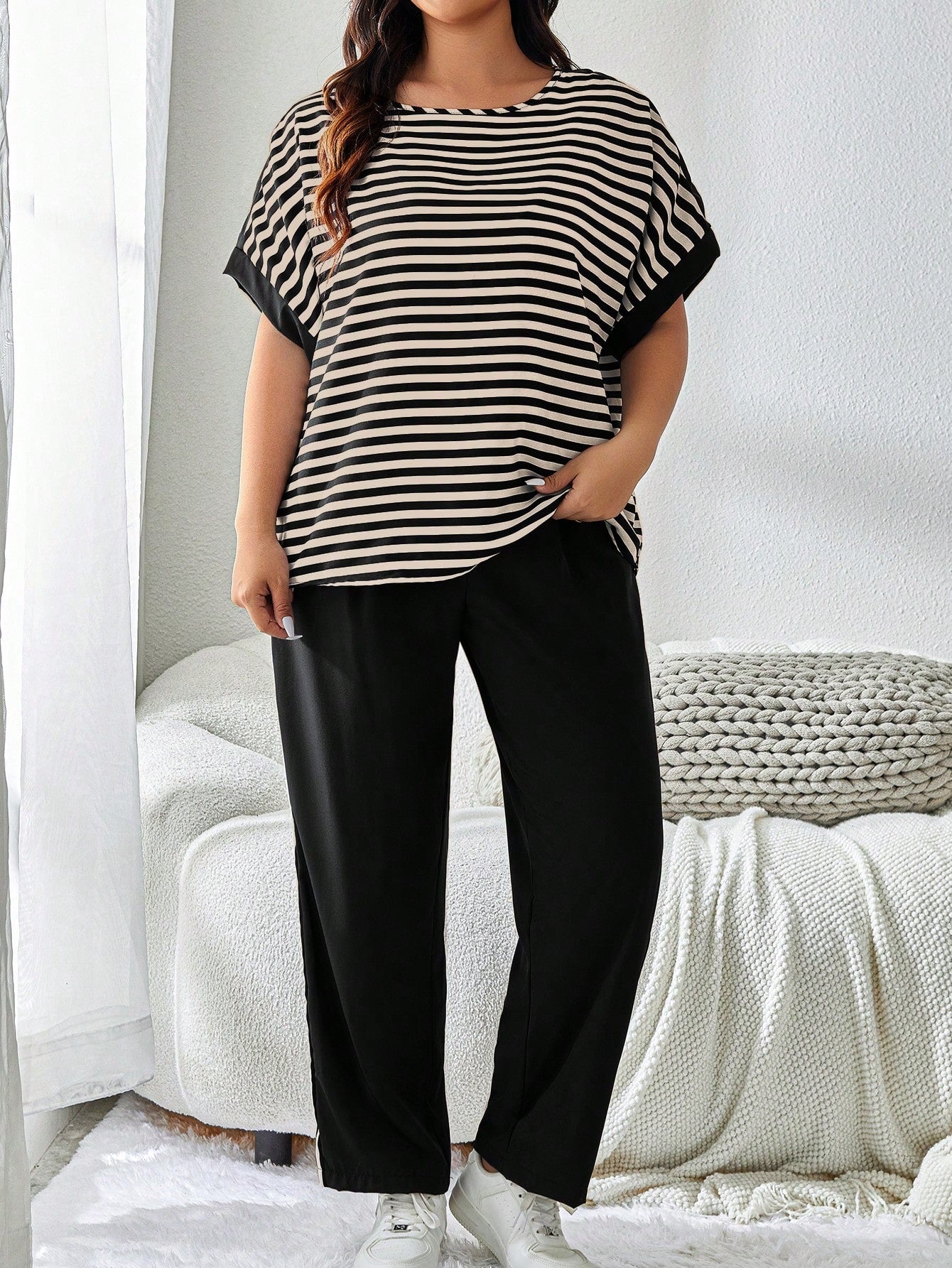 Conjunto Blusa Listrada e Calça Lisa Plus Size – Conforto, Estilo e Atitude, Tudo em Um Só Look