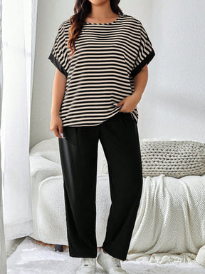 Conjunto Blusa Listrada e Calça Lisa Plus Size – Conforto, Estilo e Atitude, Tudo em Um Só Look