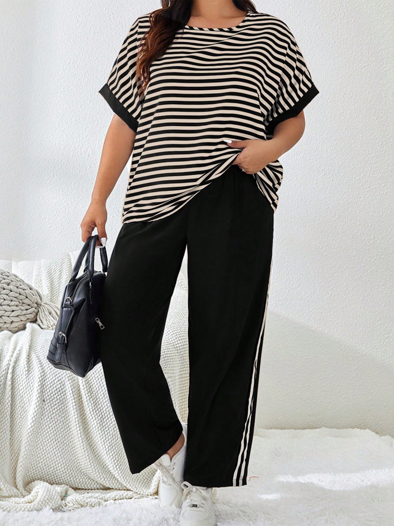 Conjunto Blusa Listrada e Calça Lisa Plus Size – Conforto, Estilo e Atitude, Tudo em Um Só Look