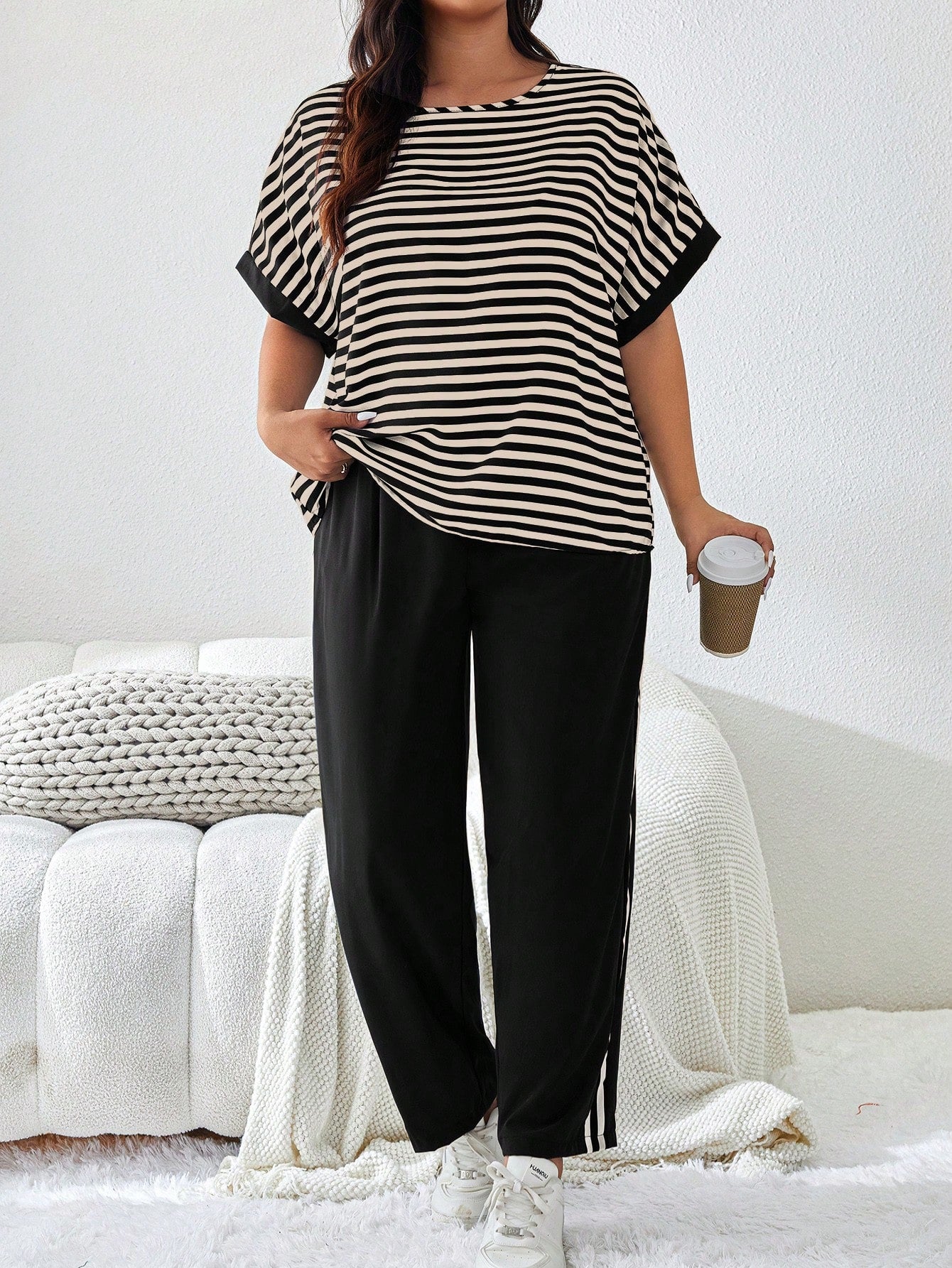 Conjunto Blusa Listrada e Calça Lisa Plus Size – Conforto, Estilo e Atitude, Tudo em Um Só Look
