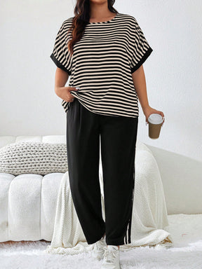 Conjunto Blusa Listrada e Calça Lisa Plus Size – Conforto, Estilo e Atitude, Tudo em Um Só Look