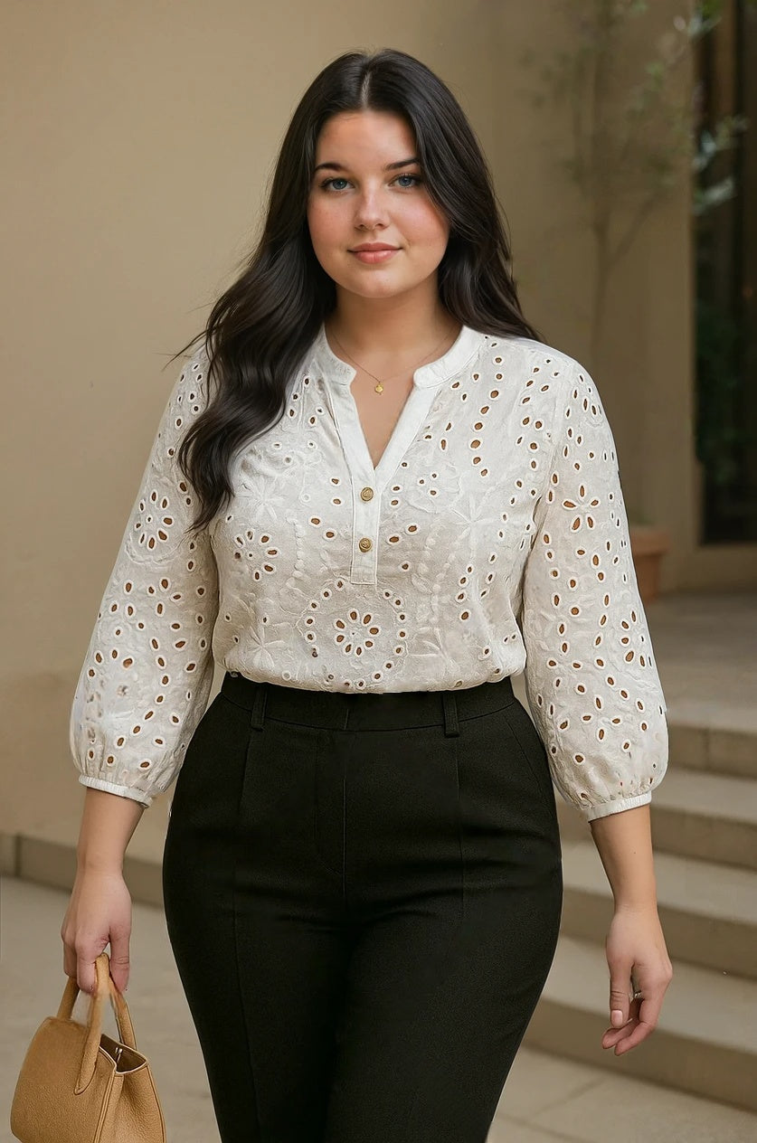 Camisa em Laise Branca com Detalhe em Botões Plus Size