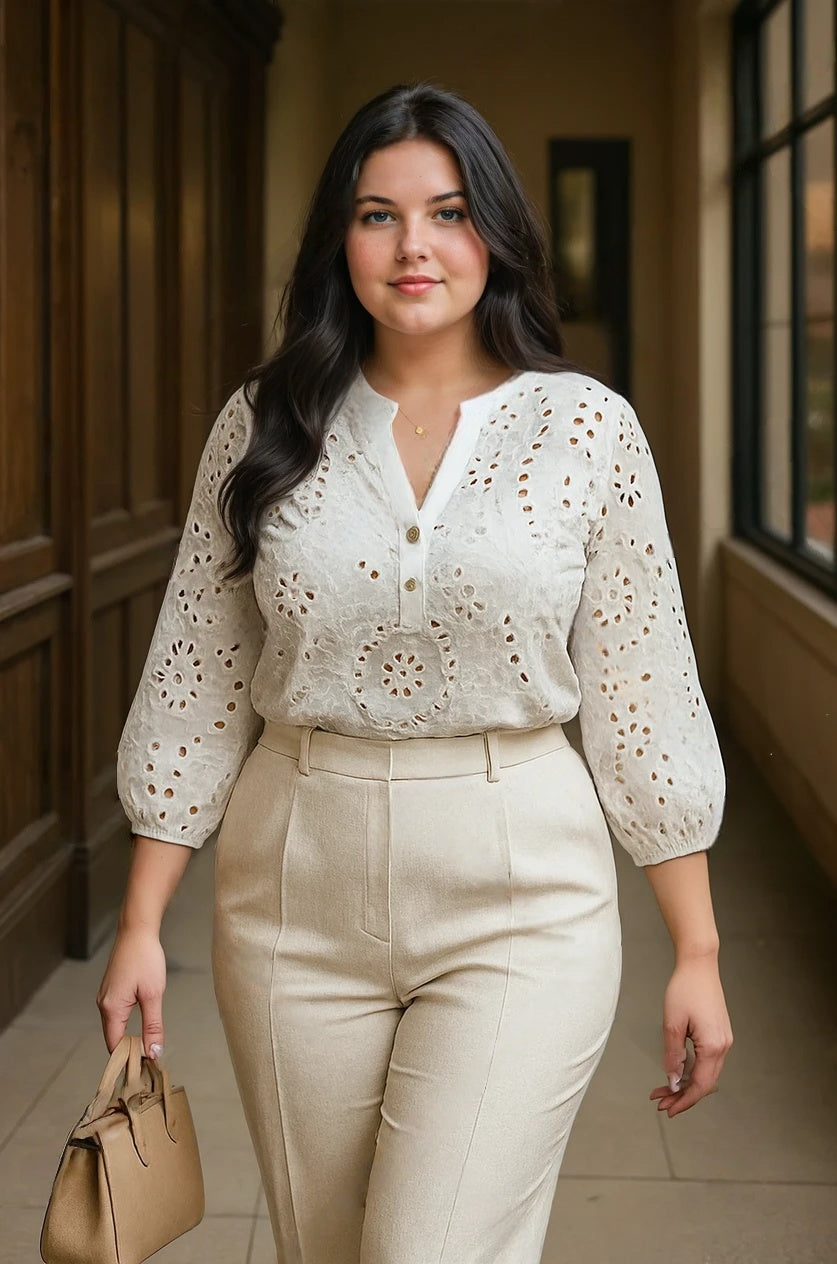 Camisa em Laise Branca com Detalhe em Botões Plus Size