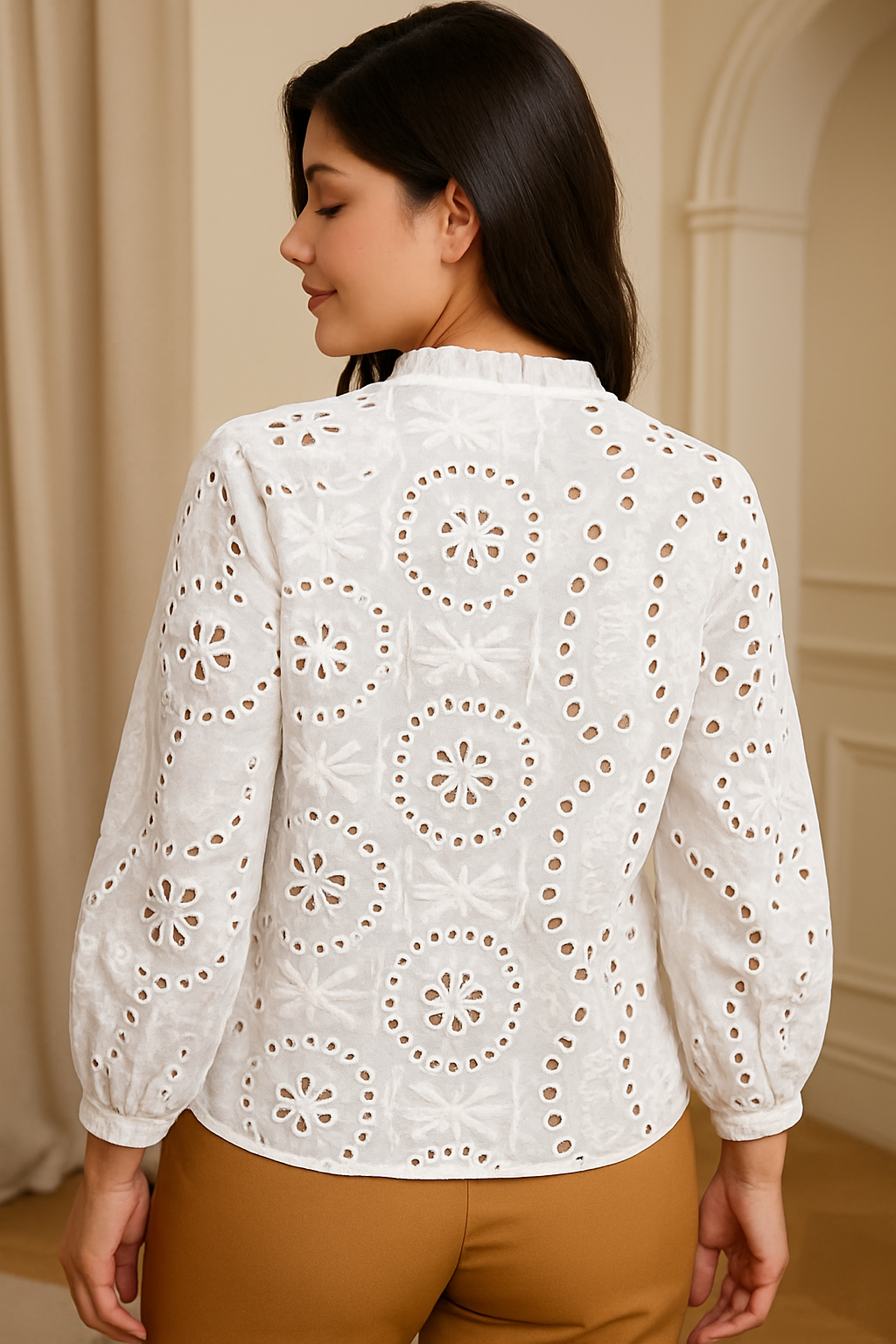 Camisa em Laise Branca com Detalhe em Botões Plus Size