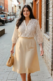 Camisa em Laise Branca com Detalhe em Botões Plus Size
