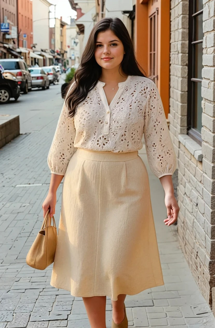 Camisa em Laise Branca com Detalhe em Botões Plus Size