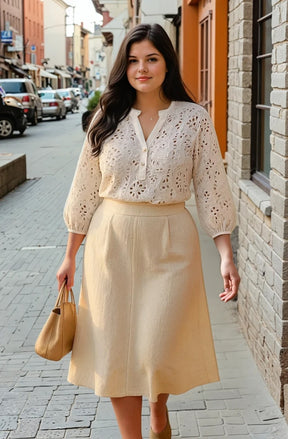 Camisa em Laise Branca com Detalhe em Botões Plus Size