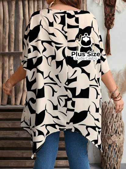 Blusa Barra Assimétrica E Mangas Curtas Decote Redondo Plus Size