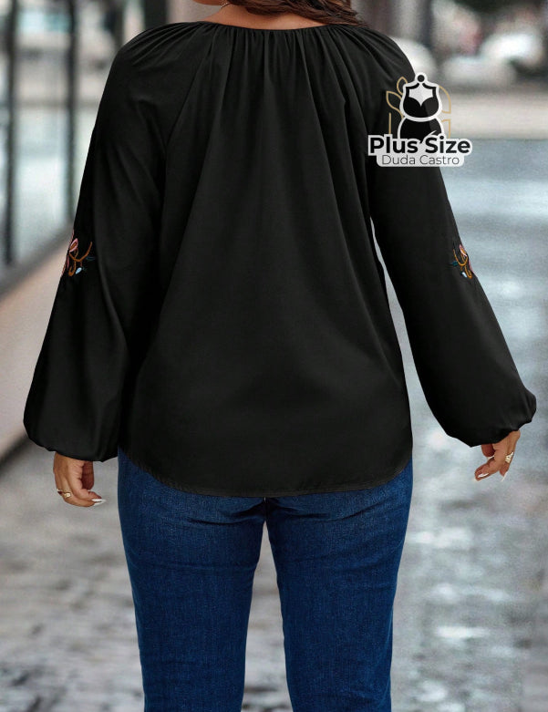 Blusa Bordado De Flores Na Manga Plus Size