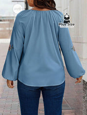 Blusa Bordado de Flores na Manga Plus Size Blusa Bordado de Flores na Manga Plus Size