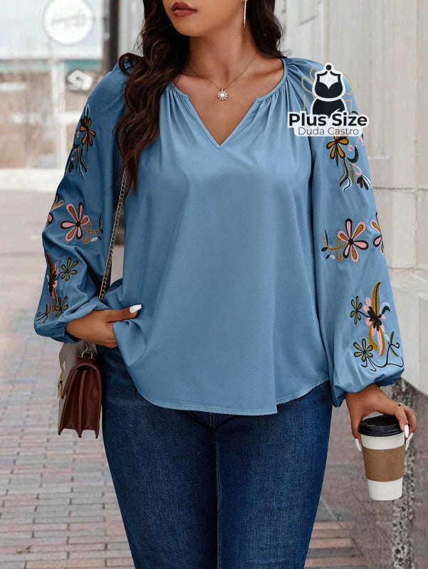 Blusa Bordado de Flores na Manga Plus Size Blusa Bordado de Flores na Manga Plus Size