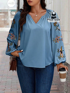 Blusa Bordado de Flores na Manga Plus Size Blusa Bordado de Flores na Manga Plus Size