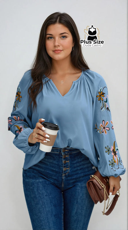 Blusa Bordado de Flores na Manga Plus Size G / Azul Blusa Bordado de Flores na Manga Plus Size