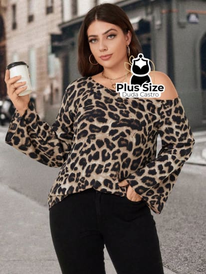 Blusa De Leopardo Gola Assimétrica Manga Flare Plus Size