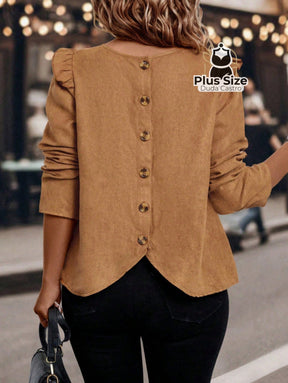 Blusa em Suede Manga Longa Com Detalhes de Botões Atrás Plu Size Blusa em Suede Manga Longa Com Detalhes de Botões