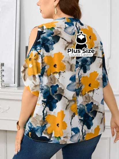 Blusa Estampada Decote V Ombro À Mostra Plus Size