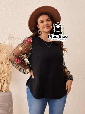 Blusa Manga Longa Em Bordado Floral Bainha Curvada Plus Size