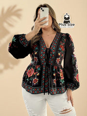 Blusa Plus Size Alma Floral – Boho Chic com Estampa Étnica e Amarração Frontal Preta / G Blusa Plus Size Alma Floral –