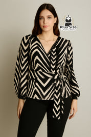 Blusa Plus Size Ébano Chic – Transpassada com Estampa Geométrica e Cinto Ajustável Blusa Plus Size Ébano Chic –
