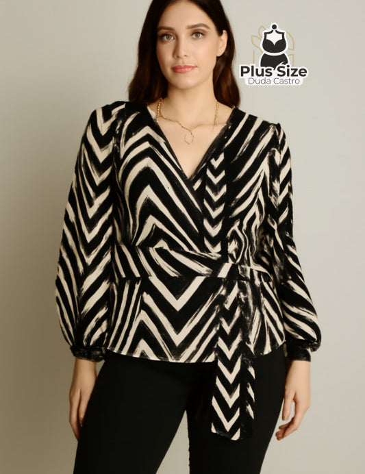 Blusa Plus Size Ébano Chic – Transpassada com Estampa Geométrica e Cinto Ajustável Blusa Plus Size Ébano Chic –