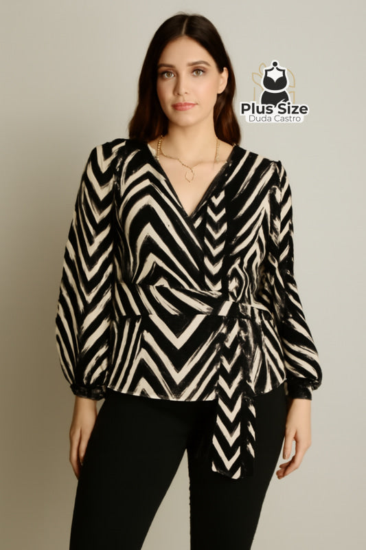Blusa Plus Size Ébano Chic – Transpassada com Estampa Geométrica e Cinto Ajustável Blusa Plus Size Ébano Chic –